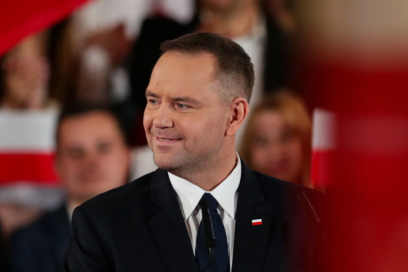 "Zawsze był blisko parafii, chciał krzyża na sali obrad". Oto poglądy Karola Nawrockiego Jakie poglądy ma Karol Nawrocki? "Zawsze był blisko parafii, chciał krzyża na sali obrad"