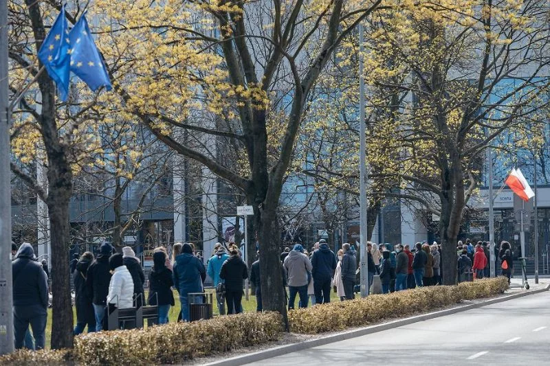 Kolejka przed punktem szczepień w Gdyni.