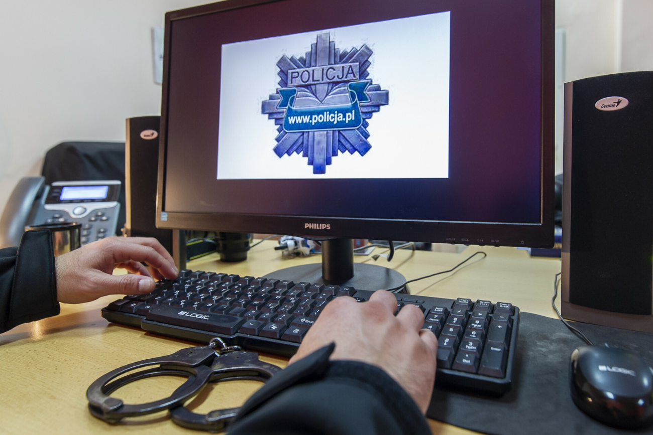 Użyli policyjnego numeru żeby ukraść dziesiątki tysięcy. Jak oszuści dali radę to zrobić?