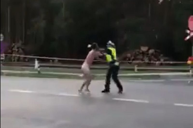 Nagi mężczyzna zaatakował policjanta na festiwalu Pol'and'Rock w Kostrzynie.