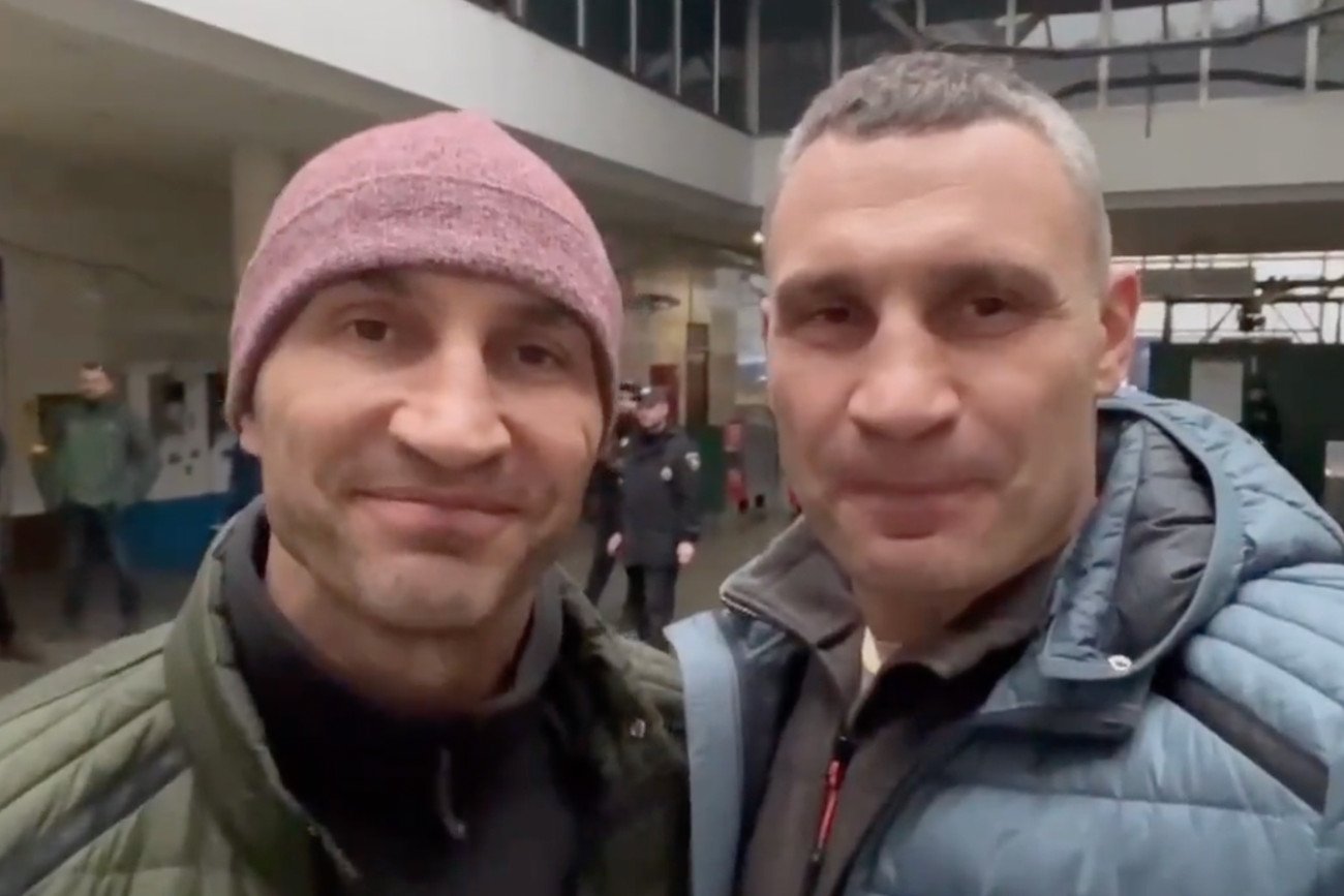 Władimir i Witalij Kliczko wyszli do ludzi w kijowskim stacji metra, w tak trudnym dla ich rodaków czasie wojny.