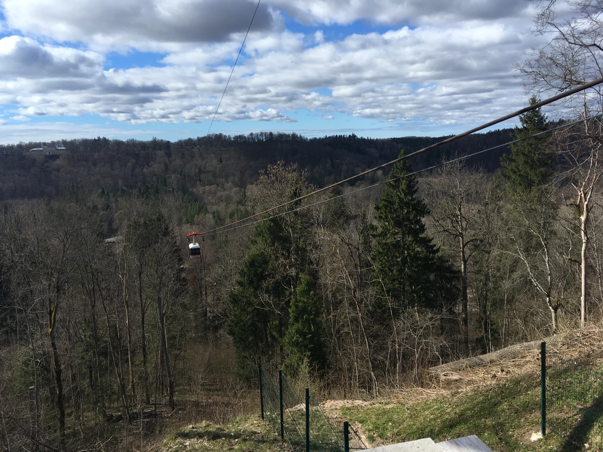 Kolejka nad doliną rzeki Gauja.