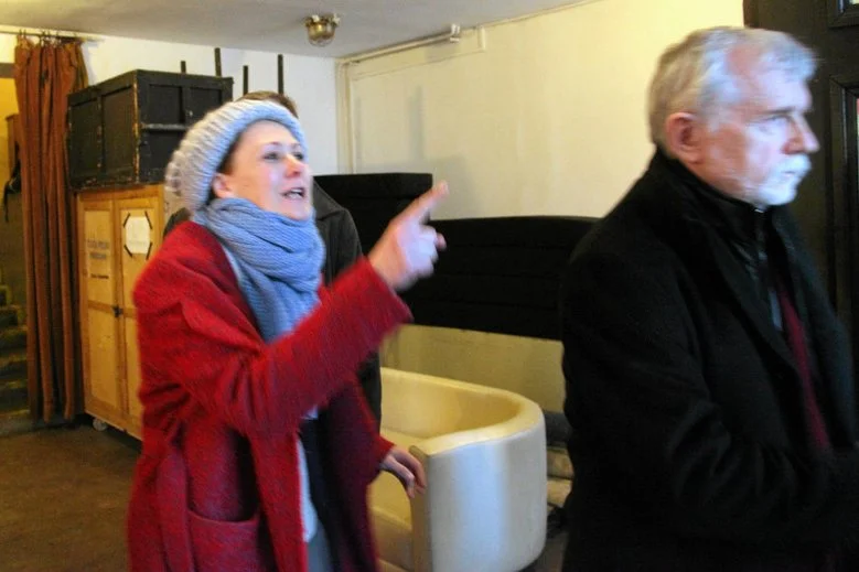 Moment wręczenia wypowiedzenia aktorce Marcie Ziębie przez dyrekcję Teatru Polskiego we Wrocławiu na czele z Cezarym Morawskim.