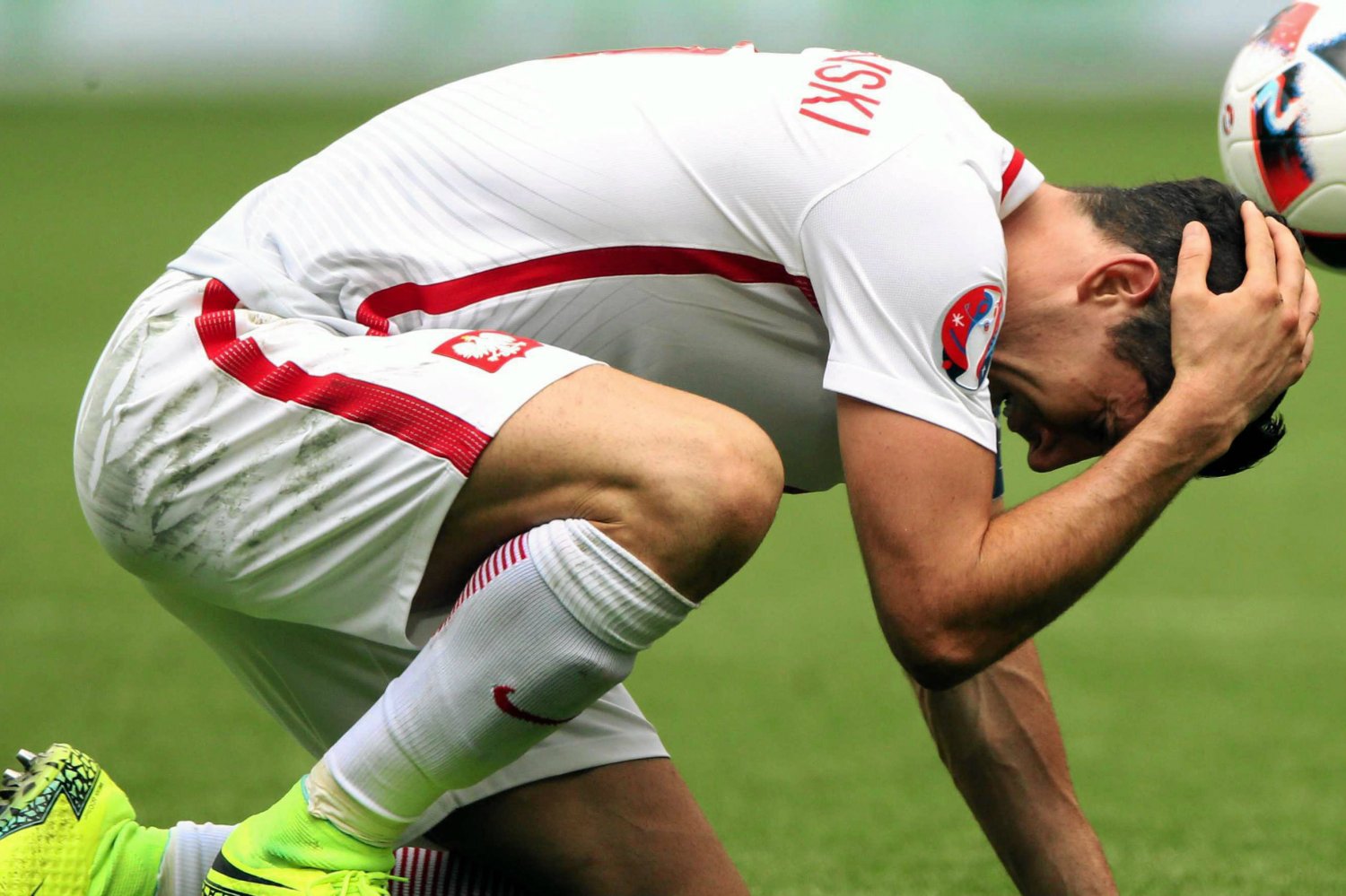 Robert Lewandowski doznał urazu kolana.