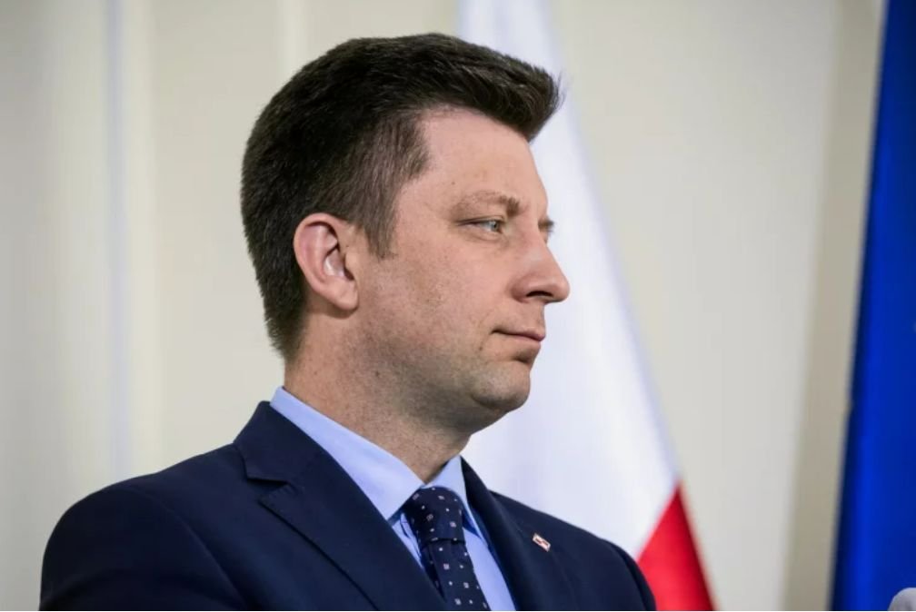 Hakerzy, którzy w przeszłości przejęli skrzynkę mailową szefa KPRM Michała Dworczyka ujawnili kolejnego maila, tym razem z października ubiegłego roku.