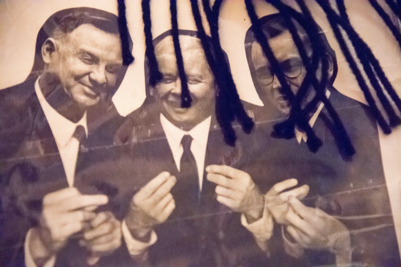 Transparent z protestu przeciwko rządom PiS, a na nim wizerunki następujących osób: Andrzej Duda, Jarosław Kaczyński, Mateusz Morawiecki.