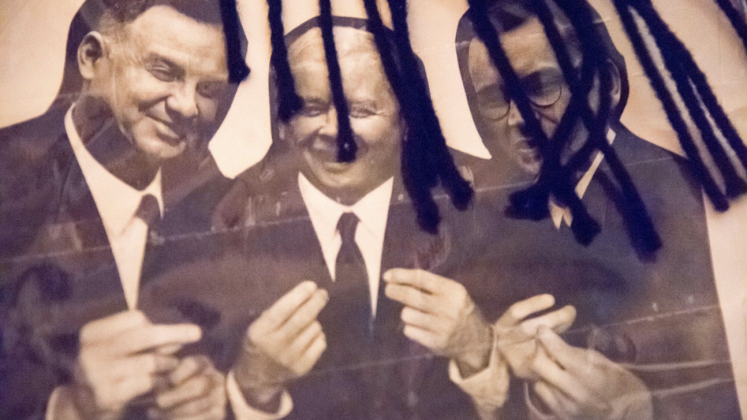 Transparent z protestu przeciwko rządom PiS, a na nim wizerunki następujących osób: Andrzej Duda, Jarosław Kaczyński, Mateusz Morawiecki.