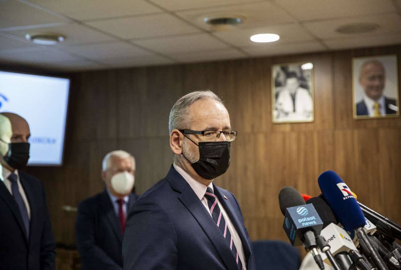 Adam Niedzielski uniemożliwił zadanie pytań dziennikarzowi. Poszło o nieprzestrzeganie obostrzeń.