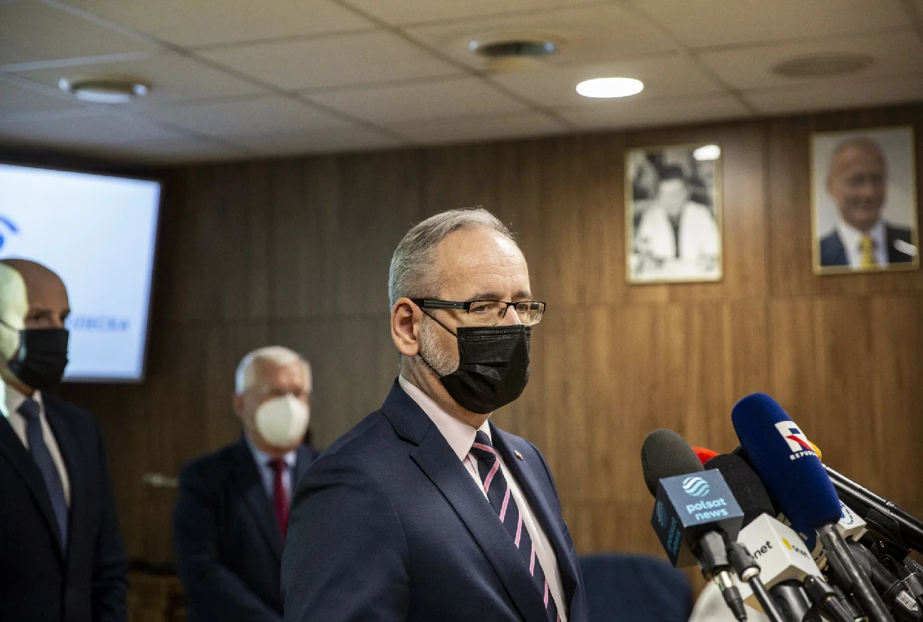 Adam Niedzielski uniemożliwił zadanie pytań dziennikarzowi. Poszło o nieprzestrzeganie obostrzeń.