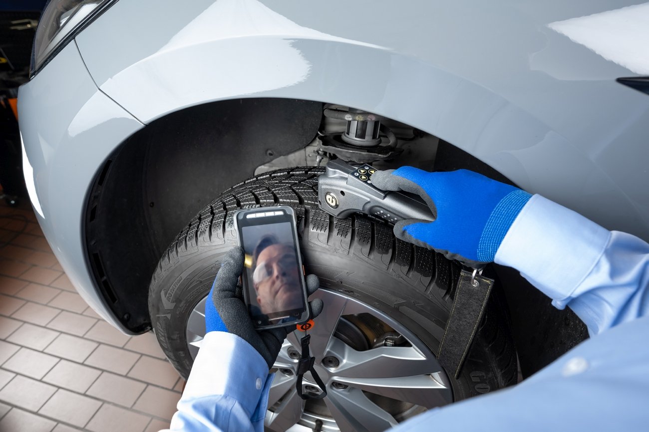 Wiosenna wizyta w auto serwisie to ważny moment, by przygotować samochód na nowy sezon. W jednym z serwisów sieci Premio sprawdziliśmy, z jakimi dylematami przyjeżdżają tam kierowcy o tej porze roku i jak należy je rozstrzygnąć.