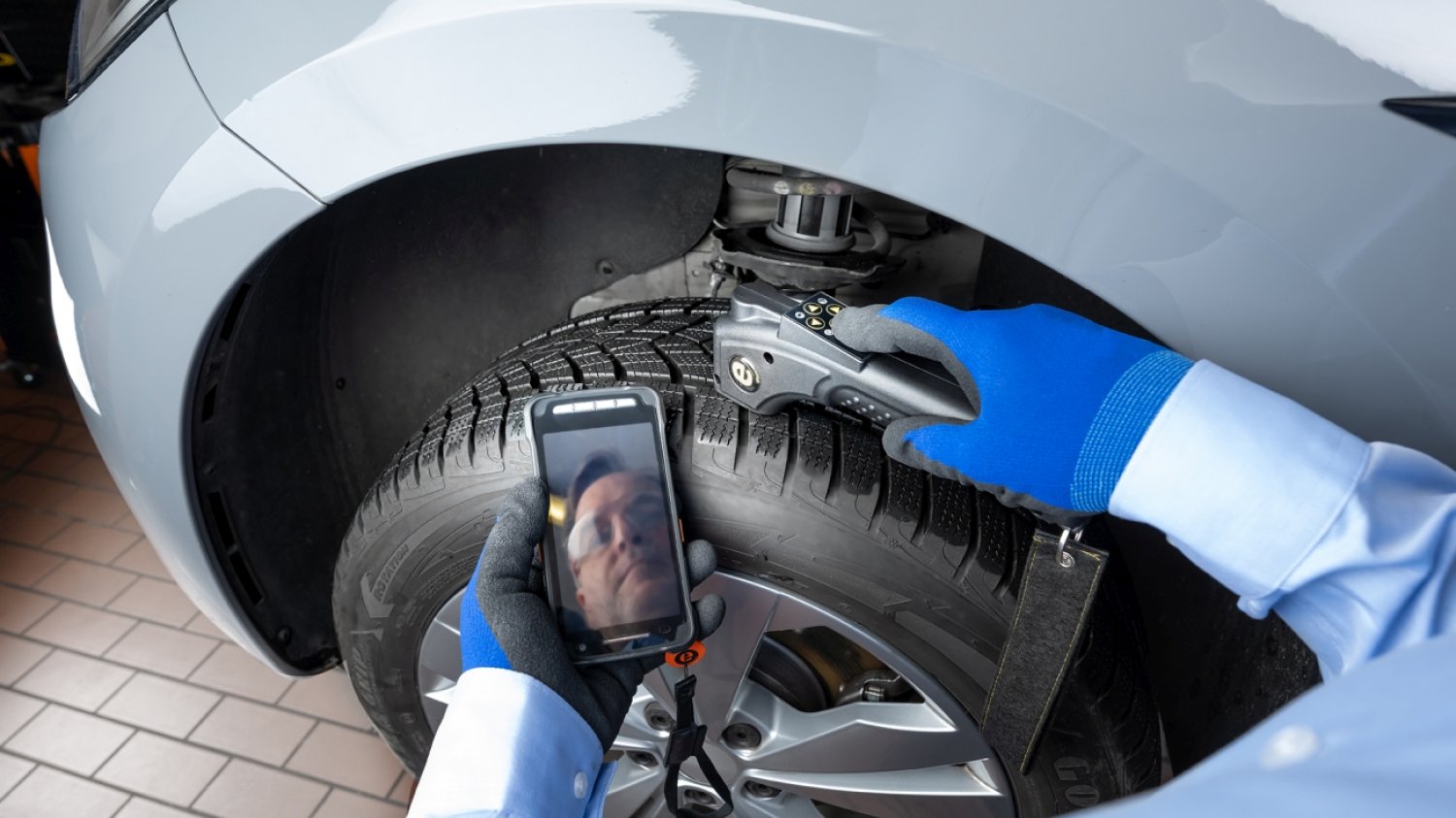 Wiosenna wizyta w auto serwisie to ważny moment, by przygotować samochód na nowy sezon. W jednym z serwisów sieci Premio sprawdziliśmy, z jakimi dylematami przyjeżdżają tam kierowcy o tej porze roku i jak należy je rozstrzygnąć.