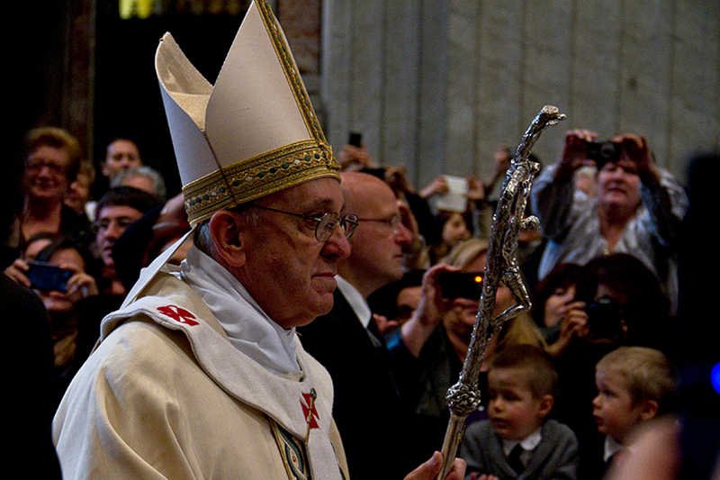 Papież Franciszek mówi, że nie akceptuje widoku księdza w drogim samochodzie.