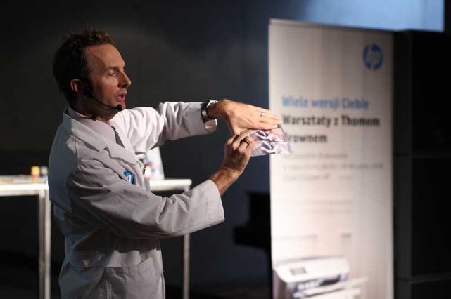 Thom Brawn pokazuje, że warto korzystać z oryginalnych atramentów do drukarek.