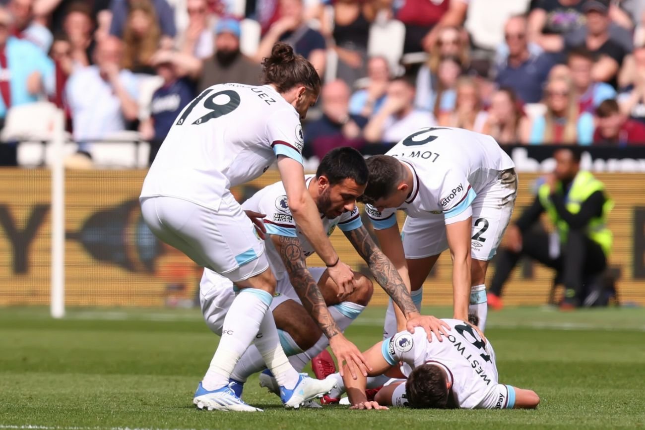 Ashley Westwood opuścił murawę na noszach, po tym jak doznał koszmarnego urazu kostki