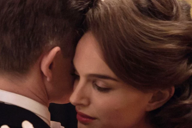 Natalie Portman jako Jackie Kennedy.