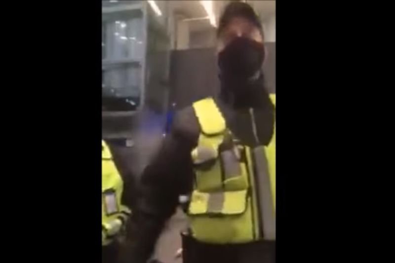 Mężczyzna nagrał interwencję ochrony na Dworcu Centralnym.