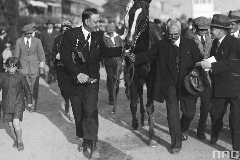 Hrabia Konstanty Zamoyski oprowadza po torze swojego ogiera Essora, który zwyciężył w derbach. Lata trzydzieste, jeszcze przed przeprowadzką wyścigów na Służewiec.
