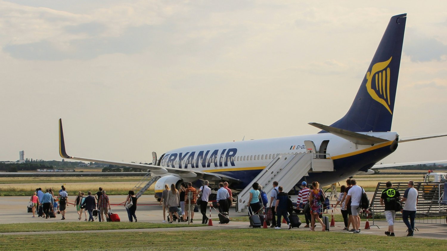 Już wylądowali i nagle usłyszeli głośny dźwięk. Chwile grozy na pokładzie Ryanaira Samolot Ryanair miał niebezpieczne lądowanie. Pasażerowie byli przerażeni