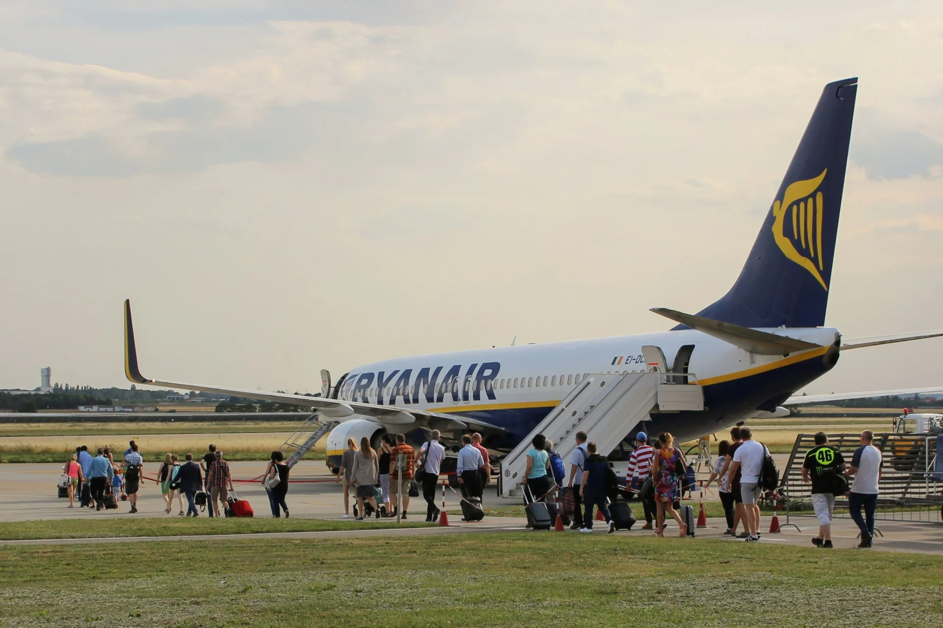 Już wylądowali i nagle usłyszeli głośny dźwięk. Chwile grozy na pokładzie Ryanaira Samolot Ryanair miał niebezpieczne lądowanie. Pasażerowie byli przerażeni