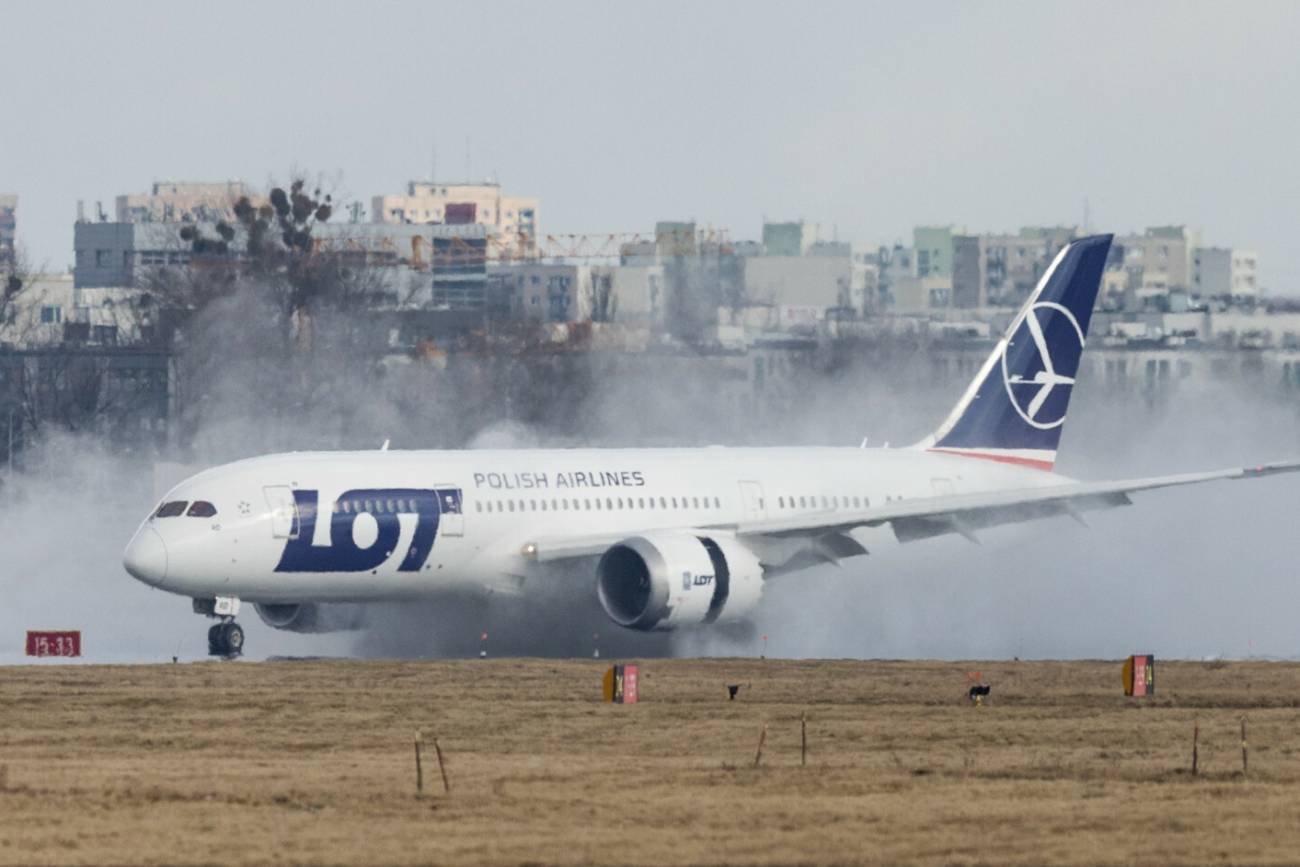 Samolot miał wylądować w Warszawie, wylądował w Budapeszcie. Skutki wichury