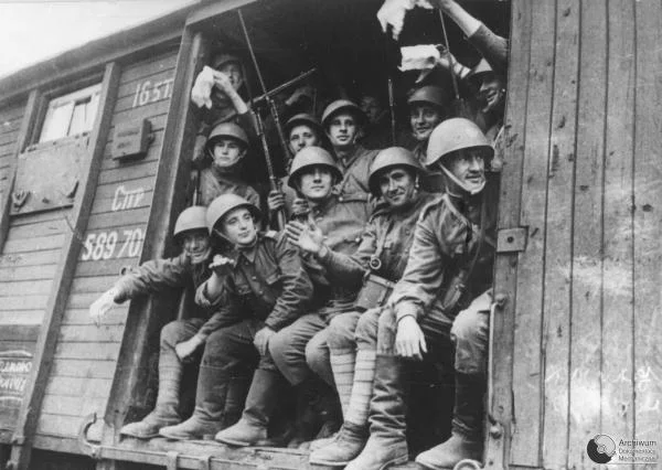 Żołnierze 1 DP im. T. Kościuszki wyruszają na front latem 1943 roku. Pod Lenino czeka ich krwawy chrzest bojowy.