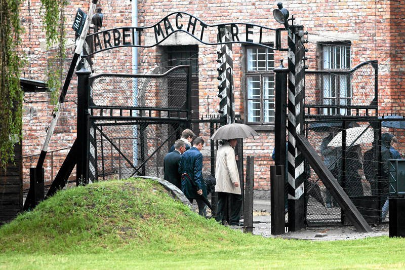 Oświęcim. Brama byłego niemieckiego obozu koncentracyjnego Auschwitz Birkenau.