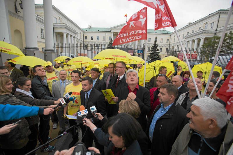 Według Piotra Guziała w rozpoczętej 23 maja akcji zbierania udało się zebrać ok. 210 tys. podpisów osób, które chcą referendum w sprawie odwołania Hanny Gronkiewicz-Waltz.