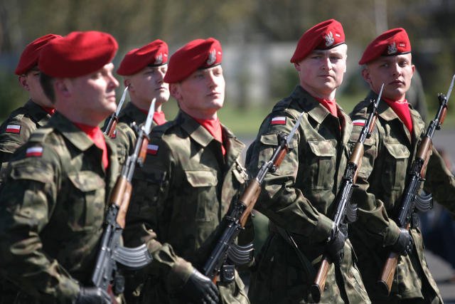 Żandarmeria Wojskowa pełni rolę policji wojskowej.