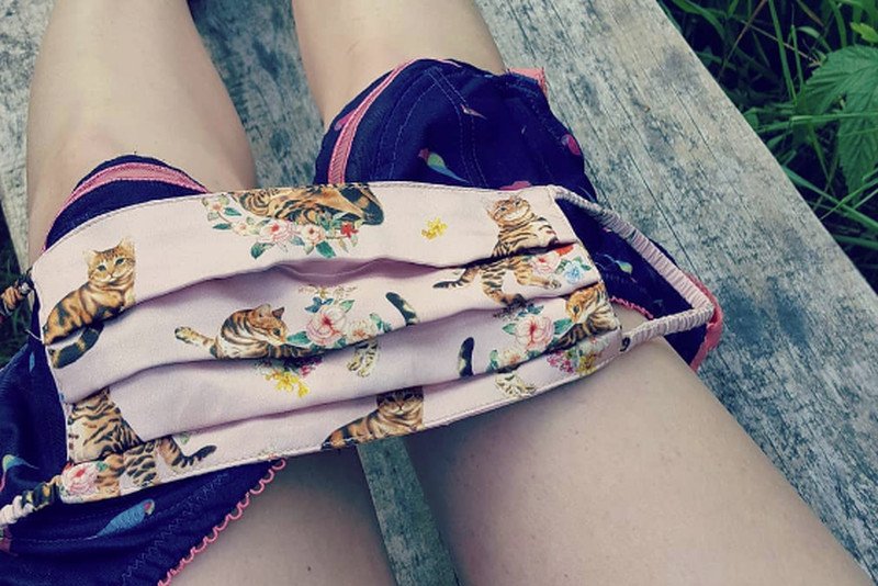 Akcja #wmaseczkachniestanikach to odpowiedź na doniesienia i nakazie noszenia staników w jednym z warszawskich barów.