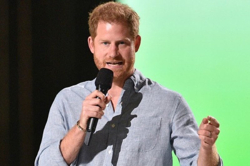 Książę Harry rozgrzał publiczność przemówieniem. W tle szczepionki na COVID-19