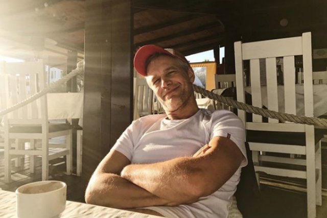 Michał Żebrowski zakpił ze słów Andrzeja Dudy o żarówkach, które wywołały falę krytyki i kpin.