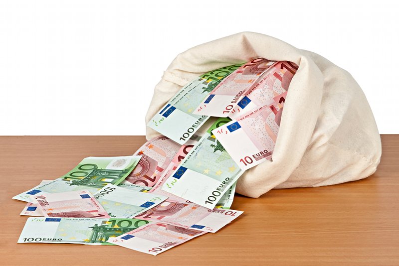 Mężczyzna przyniósł na komisariat torbę wypełnioną pieniędzmi.