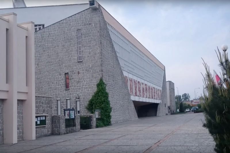 Nieznani sprawcy napisali krwią na drzwiach kościoła napisali: "Jakub Oddaj".