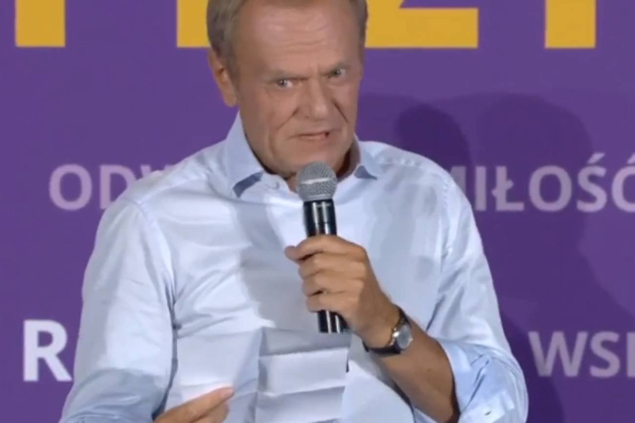 Tusk przeczytał regulamin pisowskich ławek. Aplauz i śmiech publiki