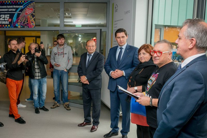 Jerzy Owsiak i jego żona byli witani w szpitalu w Białej Podlaskiej z najwyższymi honorami. Witał ich m.in. prezydent miasta Dariusz  Stefaniuk