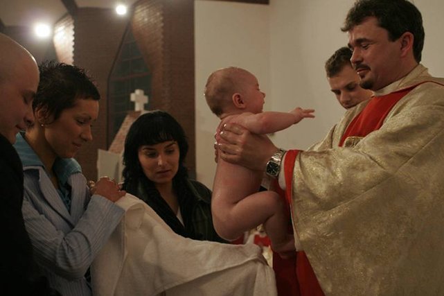 Chrzest coraz później. Winne emigracja i zmiana obyczajów.