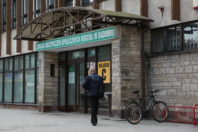 ZUS wyda na system do podliczania waloryzacji emerytur prawie 6 milionów złotych. Na zdjęciu Zakład Ubezpieczeń Społecznych w Radomiu