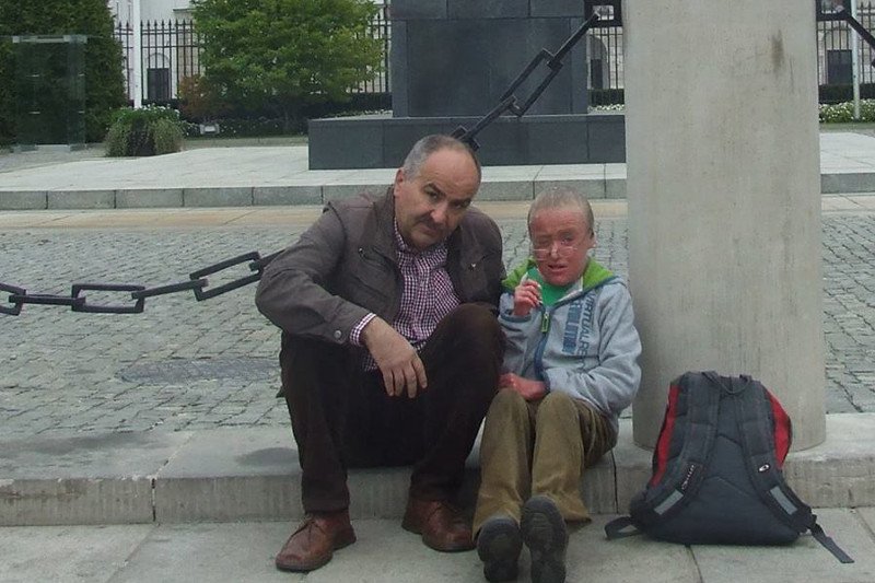 Jakub Owsianka ze swoim synem Piotrem pod Pałacem Prezydenckim w Warszawie