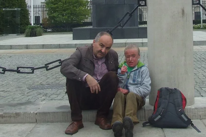 Jakub Owsianka ze swoim synem Piotrem pod Pałacem Prezydenckim w Warszawie