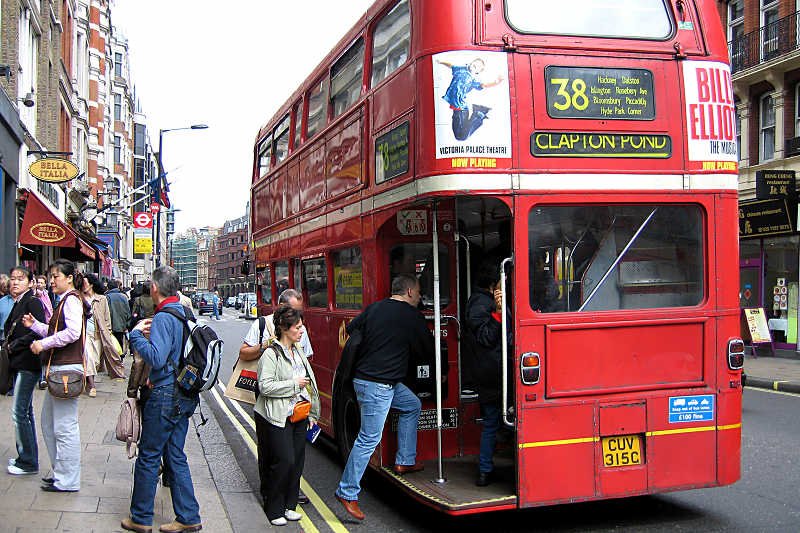 Polacy wcale nie pasożytują na brytyjskim systemie socjalnym – wpłacają więcej niż dostają od państwa.