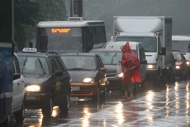 Wystarczy, że spadnie deszcz, a każdy zwalnia i tworzą się korki