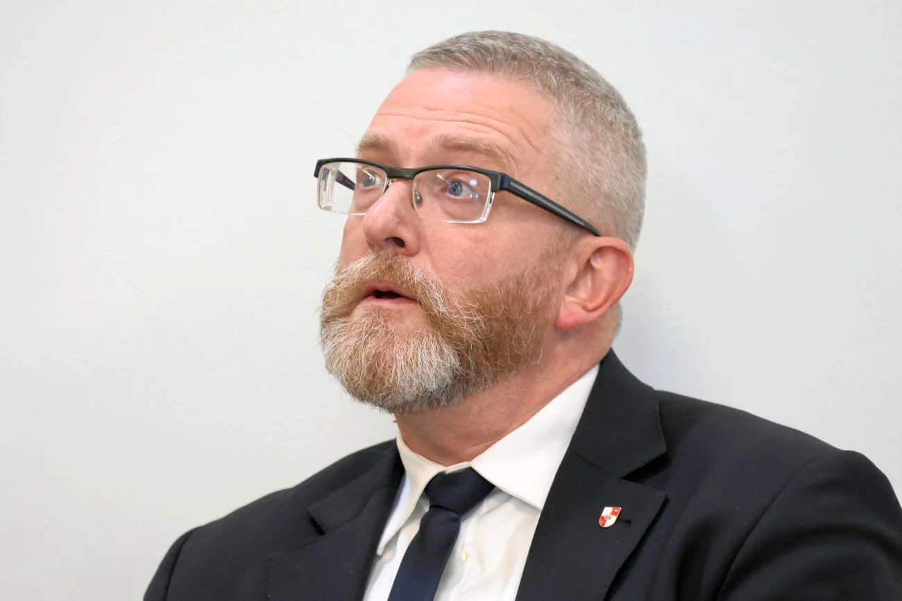 Zdaniem Grzegorza Brauna Izrael chce budować pod CPK swój wielki supertajny bunkier do sterowania światem Zdaniem Grzegorza Brauna Izrael chce budować pod CPK swój wielki supertajny bunkier do sterowania światem