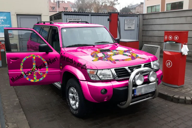 Pan Bartłomiej Sabela zapowiada, że jego auto jest z natury pacyfistą i nie będzie służyć ojczyźnie, chyba, że naprawdę wybuchnie wojna.