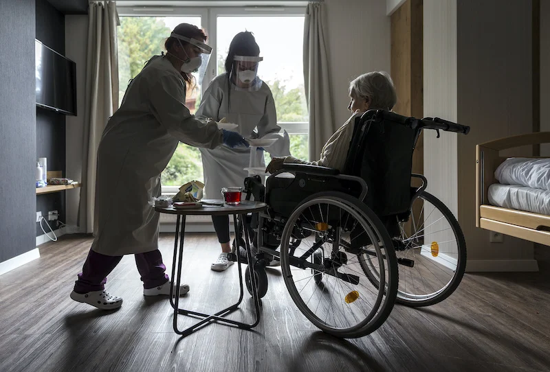 Warszawa trafiła na listę powiatów zagrożonych wprowadzeniem dodatkowych obostrzeń z powodu epidemii koronawirusa.