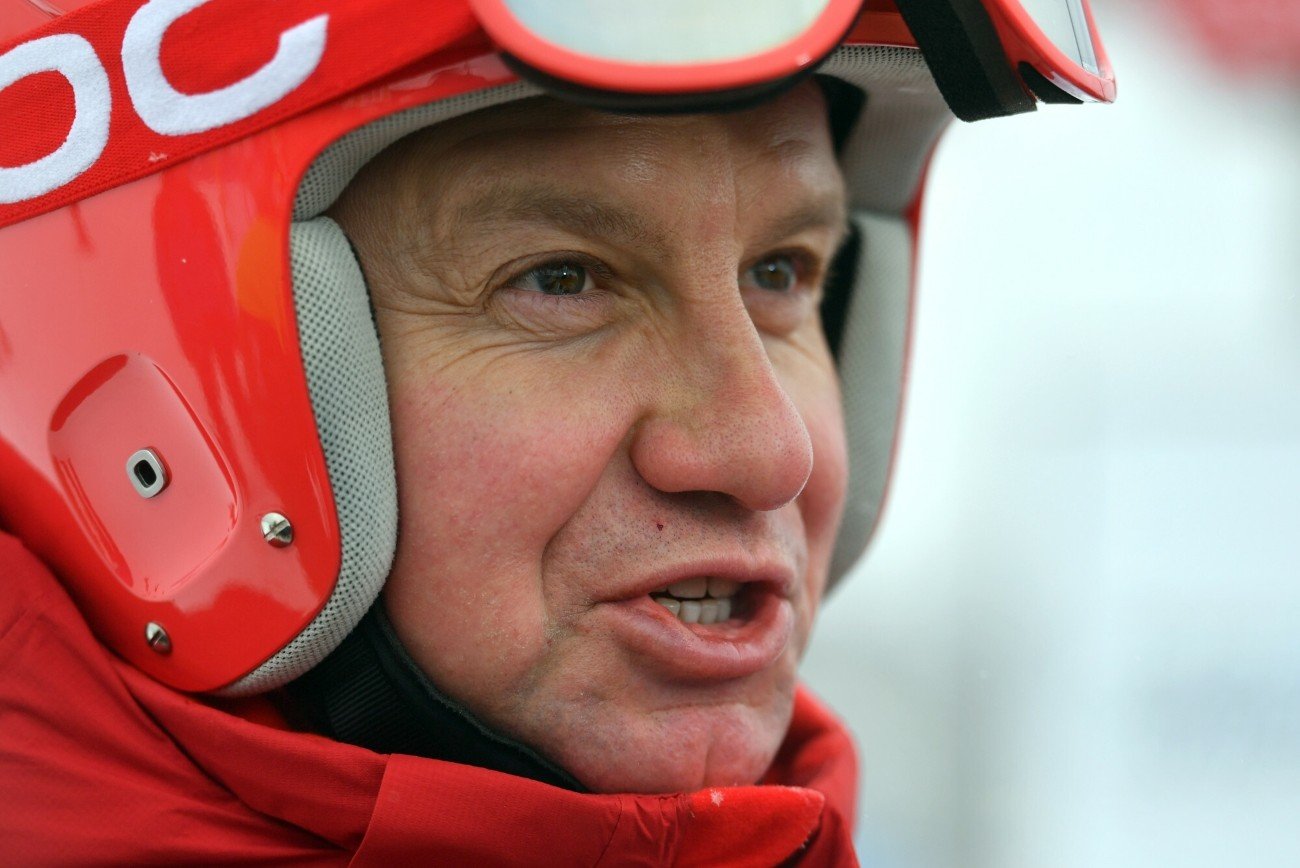 Na zdjęciu Andrzej Duda w kasku i stroju narciarza. Czy to wystarczy, by reprezentować Polskę w MKOl zamiast olimpijki Mai Włoszczowskiej?