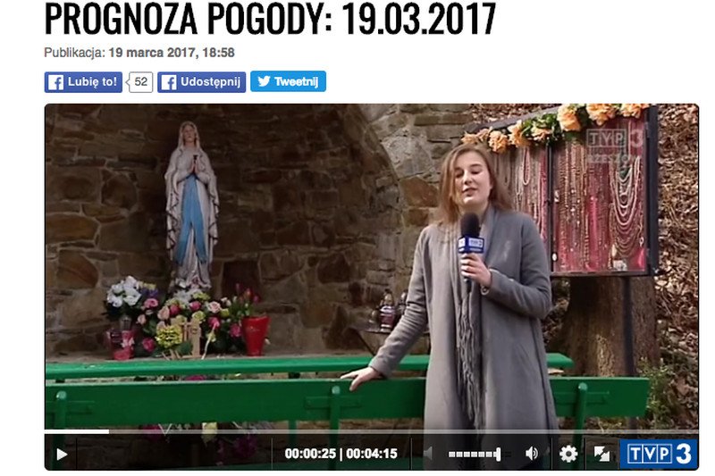 Redaktorka pogodynka przed świętą figurą Maryi