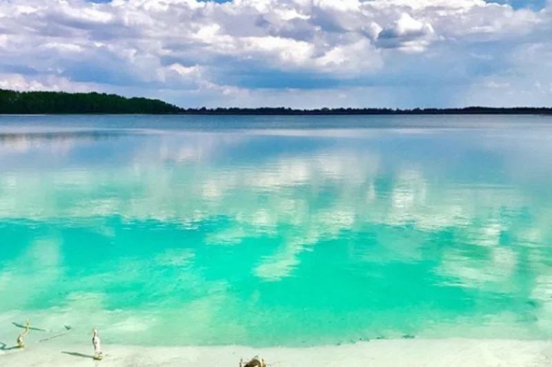 Plaże nad Lazurowym Jeziorem to doskonałe miejsce na rodzinne spacery i romantyczne randki