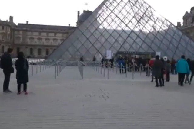 Strzelanina przed Luwrem.