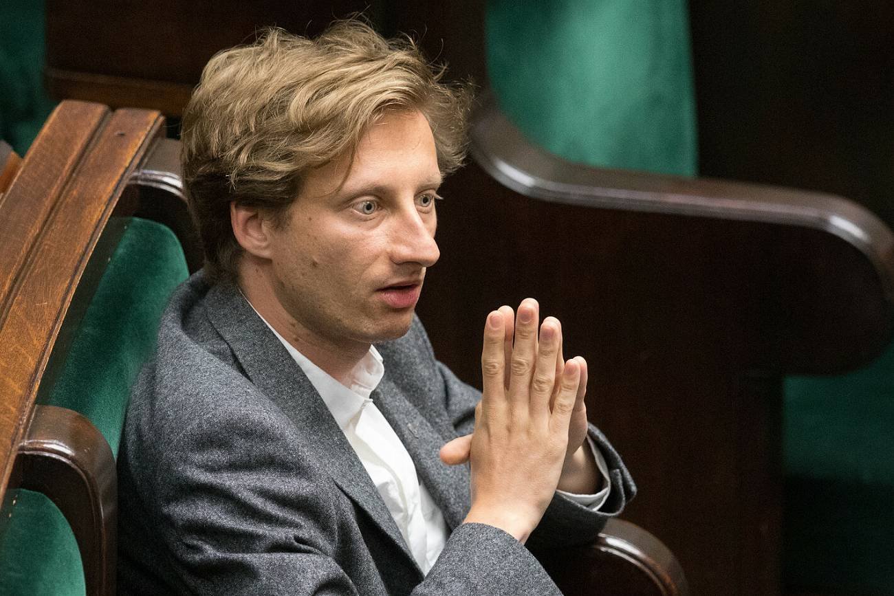 Poseł KO Franciszek Sterczewski twierdzi, że ustawienie pod Usnarzem Górnym toalet toi toi dla mundurowych to stosowanie "metod po prostu faszystowskich"