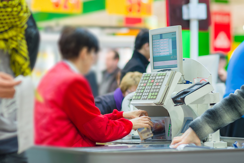 Kasjerzy w Marks & Spencers mają prawo odmówić sprzedawania alkoholu i wieprzowiny